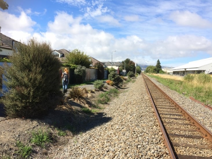 promenade le long d'un mur de street art, chirstchurch