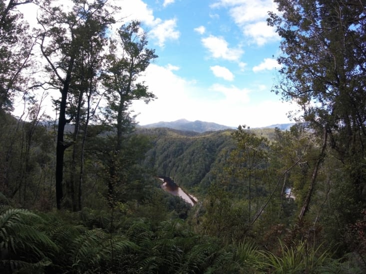 et cette eau toujours rouge
