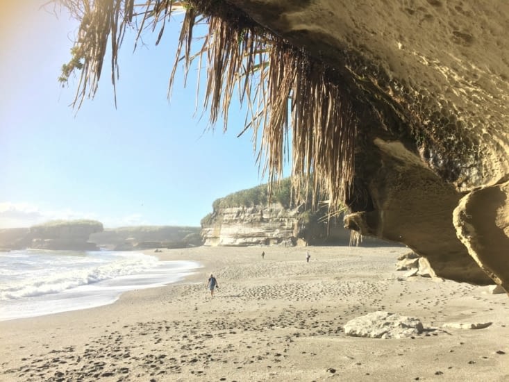 deuxième promenae menant à une plage aux roches sculptées