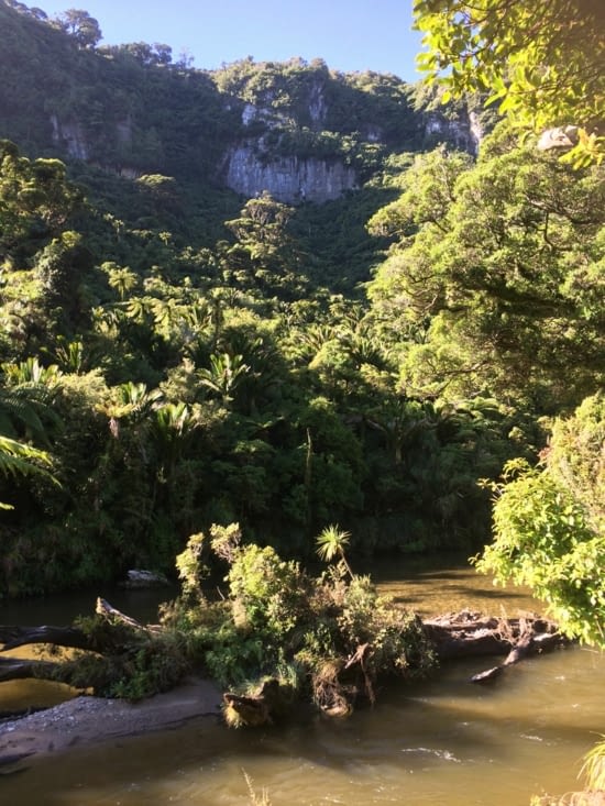 première promenade, longeant une rivière et des falaises