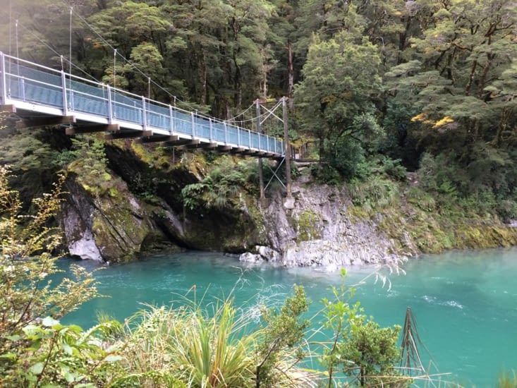 eau bleue et pont suspendu