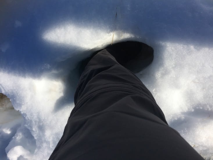 avec de la neige presque jusqu'aux genous