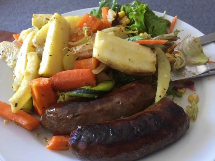 saucisses, pommes et salade