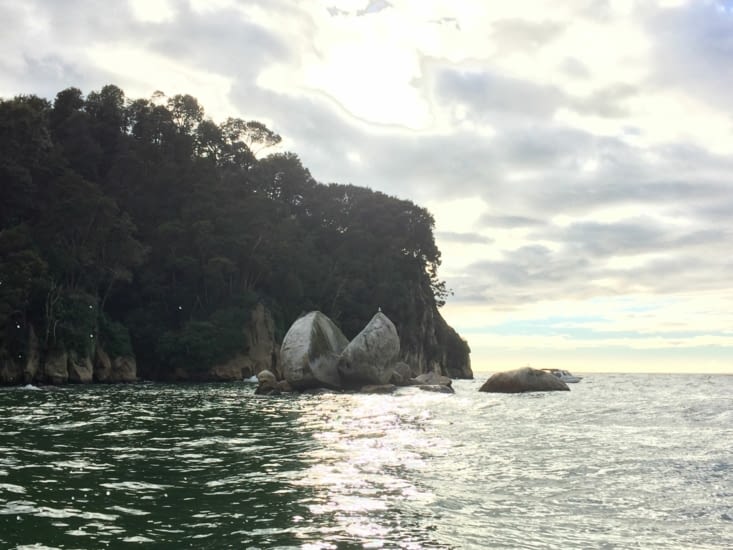 rocher de granit cassé en deux