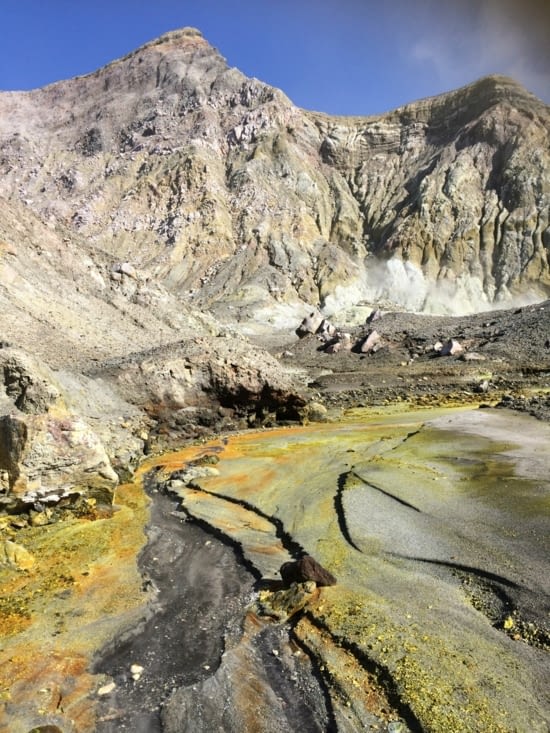 cours d'eau aux couleurs extraordinaires