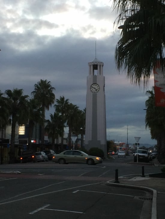 l'hrologe dans la rue principale