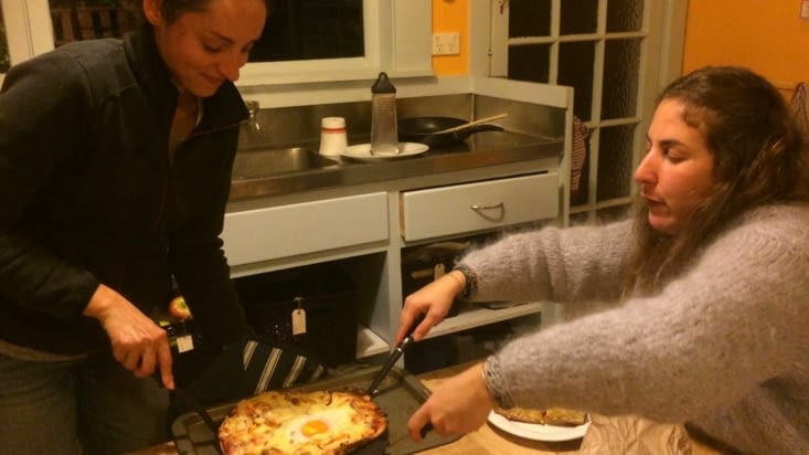 Emeline et Mae en plein transvasement de pizza
