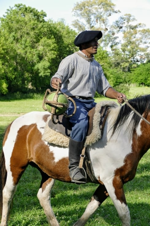 Jeu de balle entre le basket et le polo