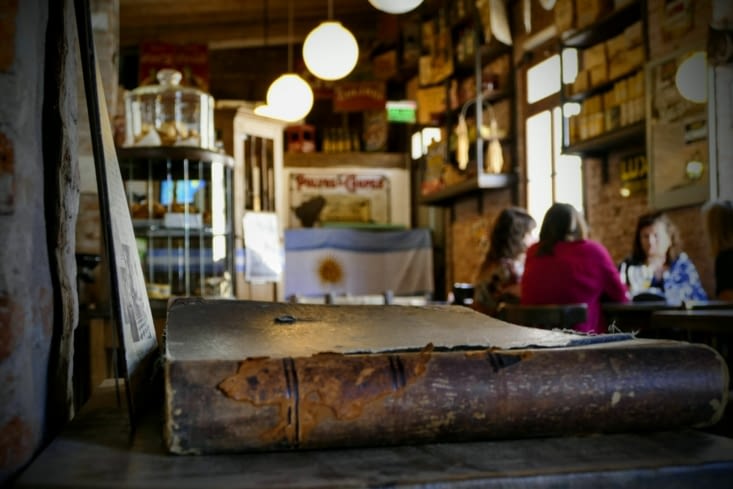 Le bar de la place, mémoire du passé dans son jus...genial