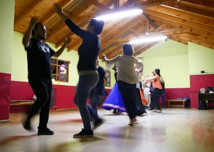 Après le miam, on s'est incrustés dans un cours de danse folklorique