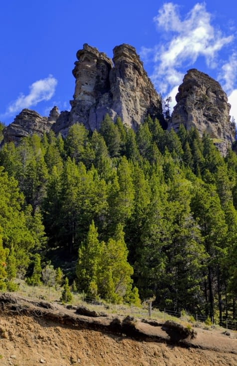 À l'entrée de la vallée féerique les formes se dessinent