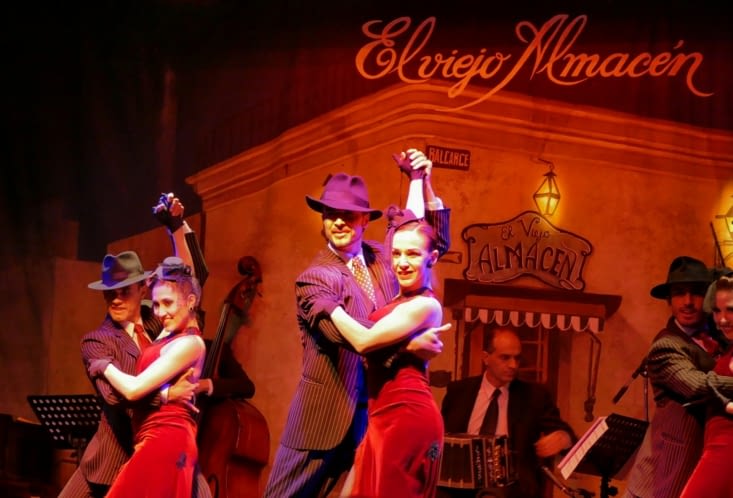 Le spectacle de tango dépeint plusieurs situations