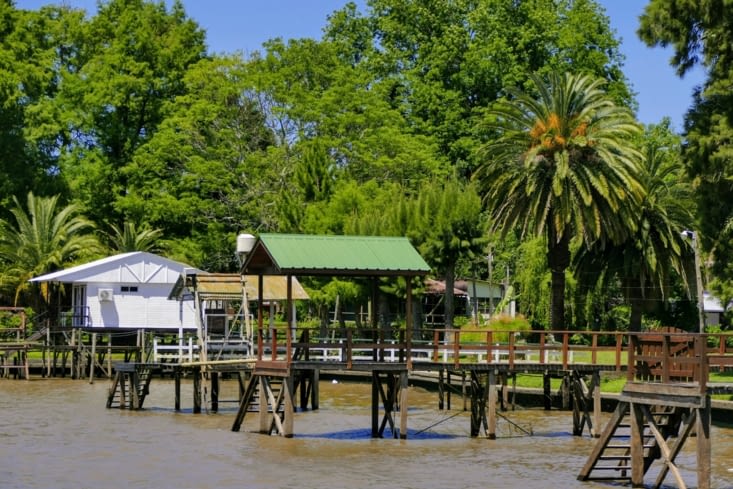 Les nombreuses îles et rives ont été envahies par les humains de plus en plus riches...