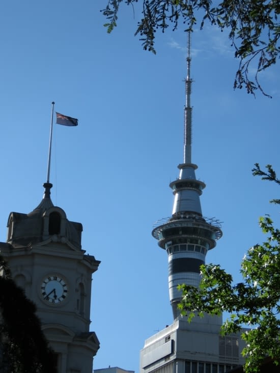 La Sky Tower, vue du Albert Park, Auckland Est