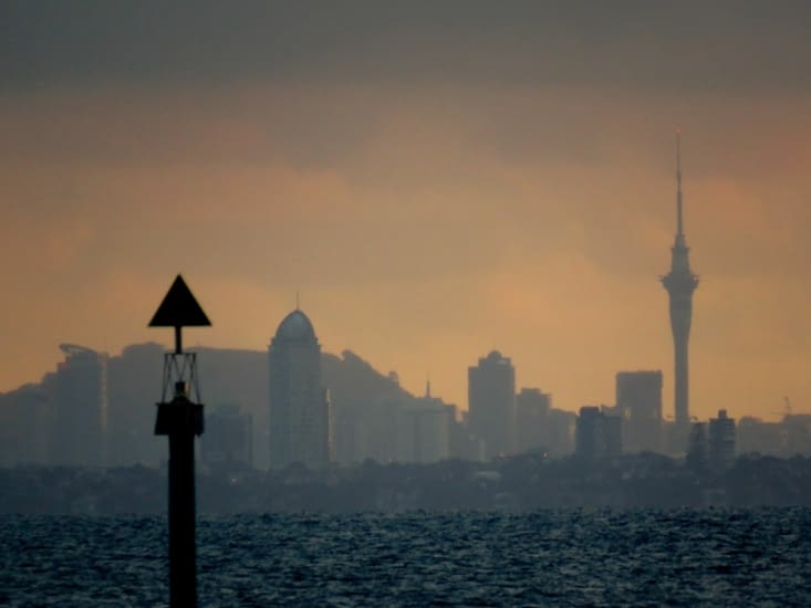 Coucher de soleil sur Auckland, de l'autre côté de la rive