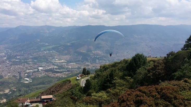 Parapente au dessus de Medellin (Colombie)