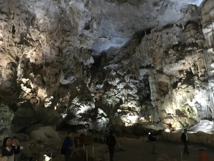 Grotte dans les rochers de la baie