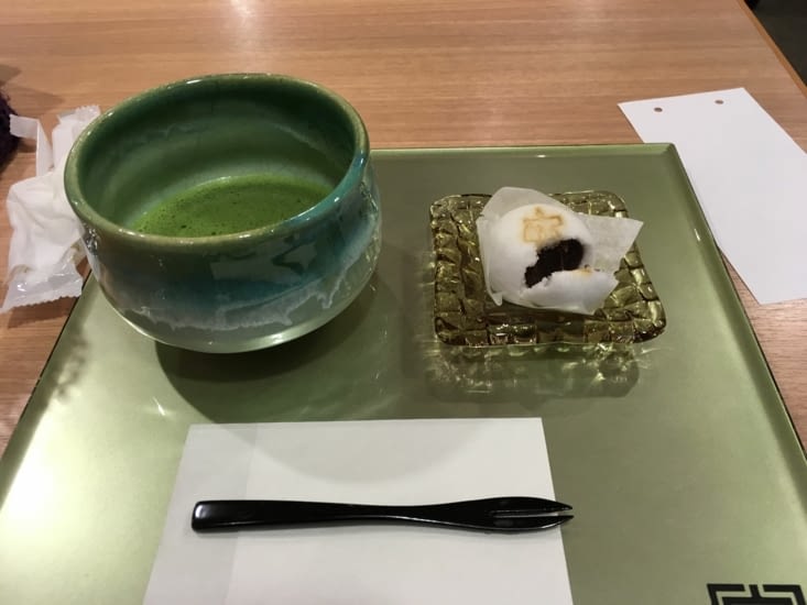 Après l’effort le réconfort ! Thé matcha et gâteau japonais.