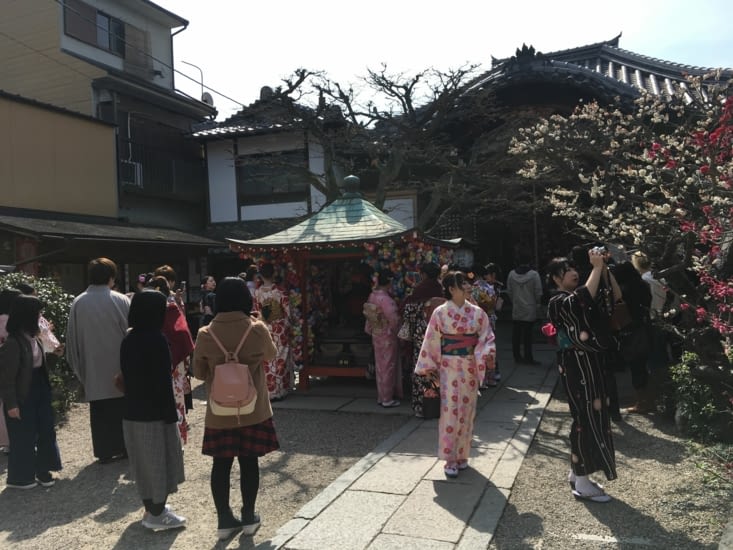 Temple bondé de touriste.