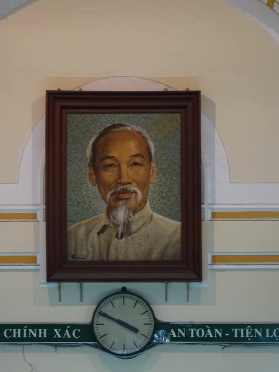 Portrait de l'oncle Ho, affiché en bonne place dans le bâtiment jaune