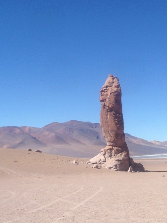 Masse rocheuse avec visage à son sommet