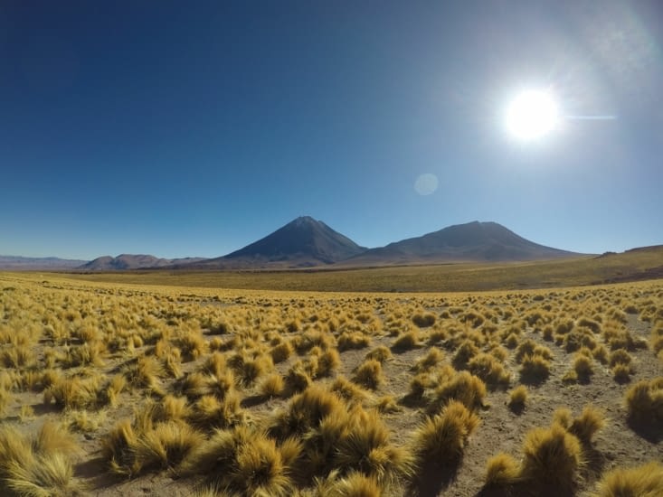 Pause petit-dèj' avec vue sur le volcan Licancabur (5900m de haut)