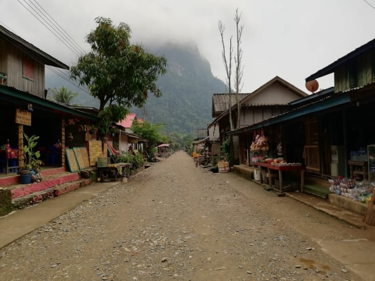 Route principale à Muang Ngoy