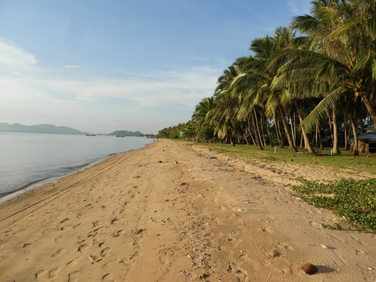 Nous louons un scoot pour rejoindre 25km direction le Vietnam: Angkol Beach