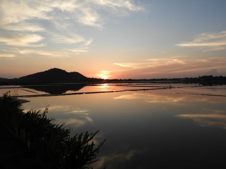 Nous rentrons au milieu des rizières et face au soleil pas pressé de laisser place