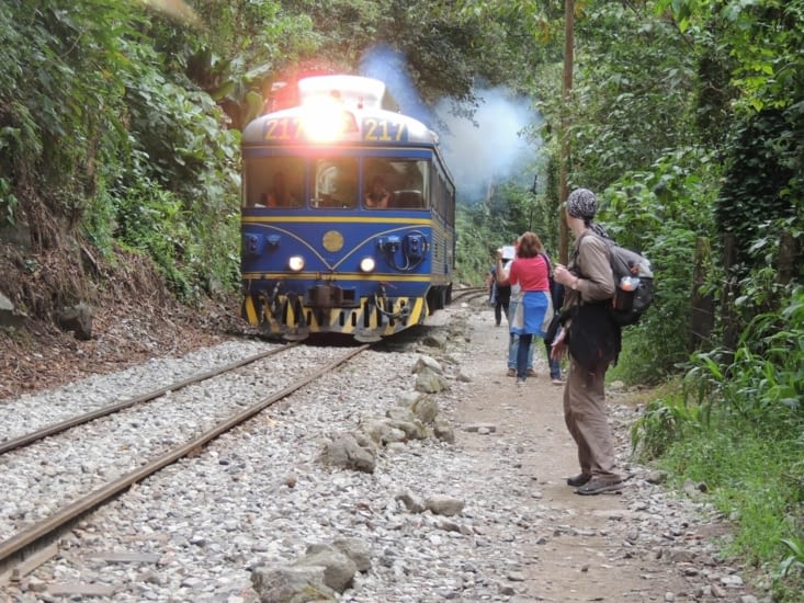 Belle marche le long de la voie ferrée vers Aguas Calientes