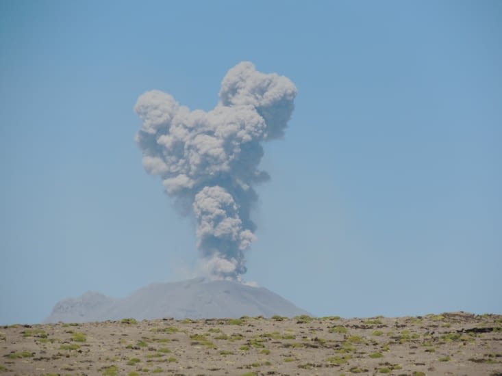 Le volcan Sabancaya (5976m) en pleine activité