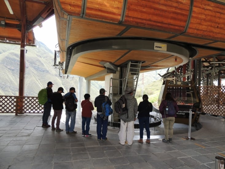 Le lendemain nous partons en bus puis en télécabine !!  pour Kuelap.