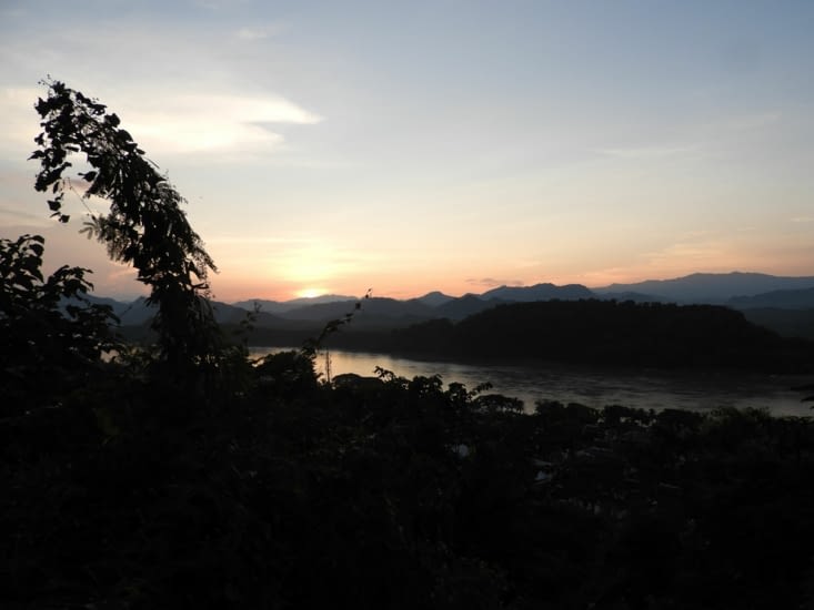 Coucher de soleil ( 17H30 ! ) depuis le Mont Phousi qui domine la ville
