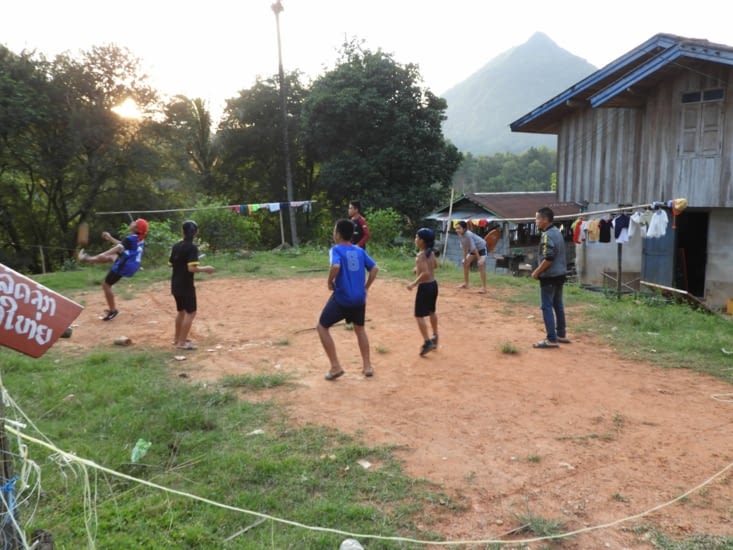 Au Laos à part la pétanque, les jeunes pratiquent aussi le foot