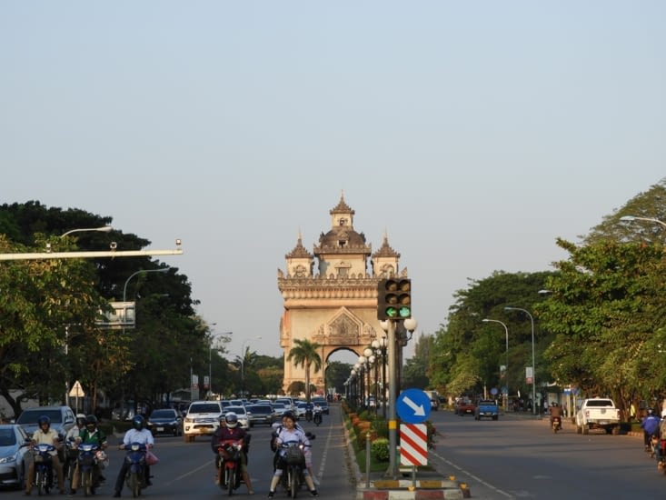 Patuxai ...l'arc de triomphe Laos construit en 1960
