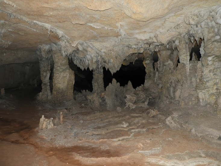 Konglor Cave, la plus grande grotte au monde: 7,5km.