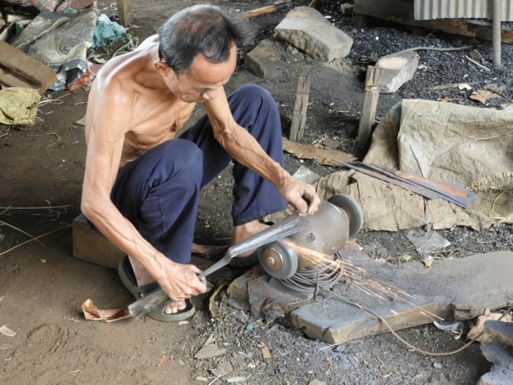 Travail du fer dans un petit village à la sortie de Paksé