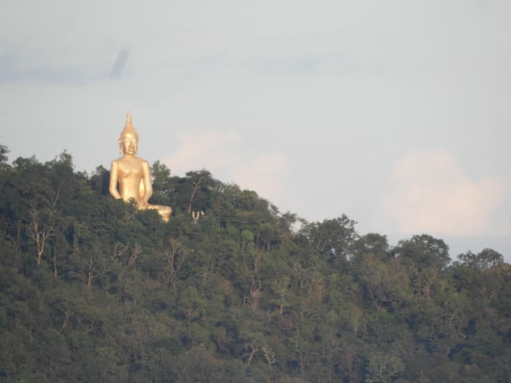 Au loin Bouddha veille sur Muang Khong