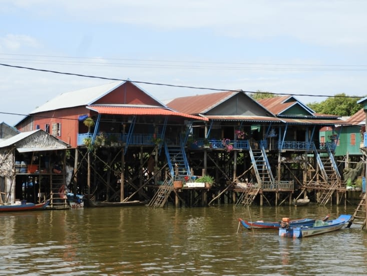 Kampung Phluk un de ces villages sur pilotis