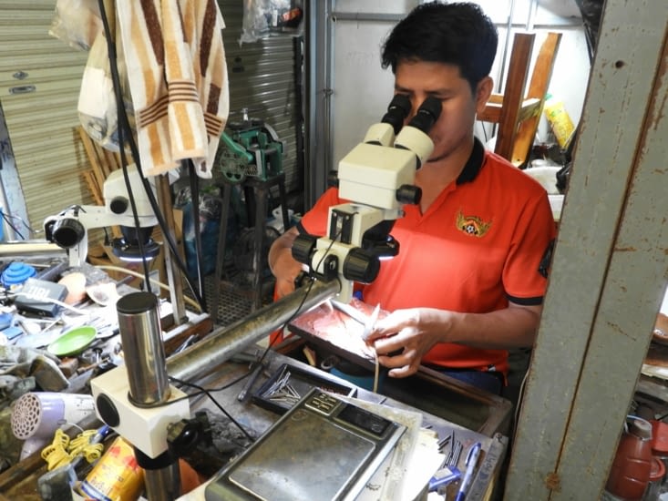 Incrustation de pierres précieuses