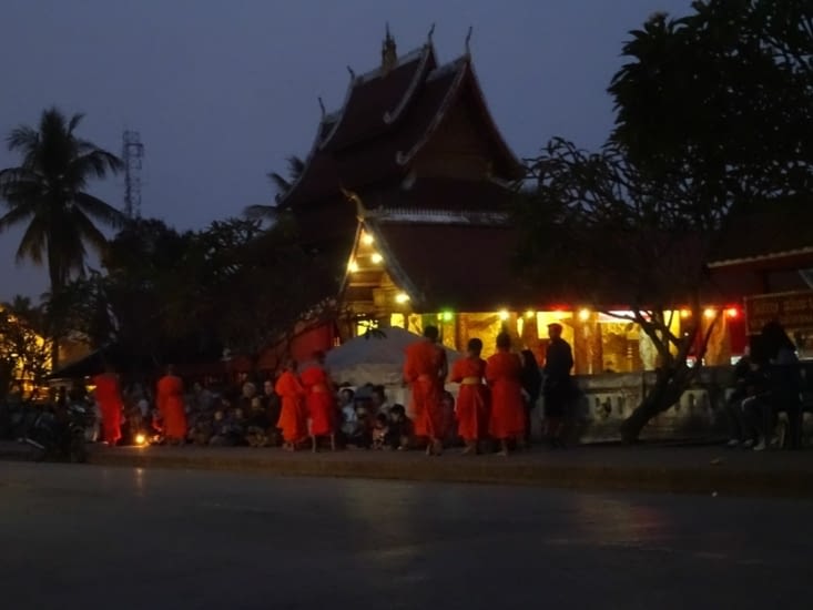 Offrandes aux moines