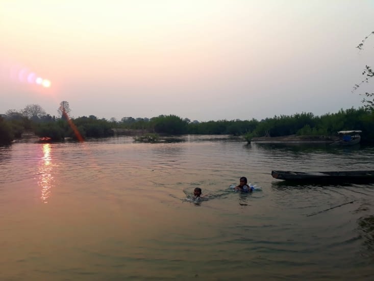 Les enfants se baignant avec des bouteilles en plastique comme bouées