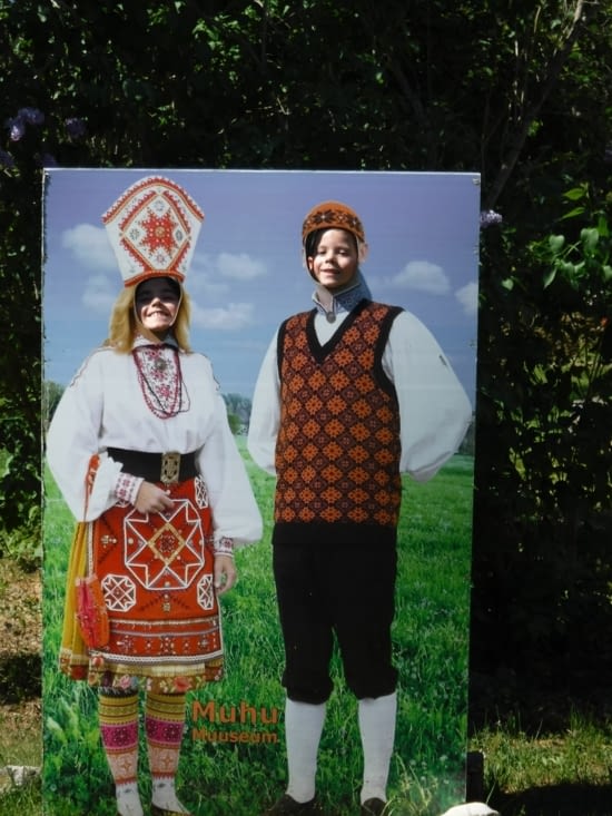 Nous en vêtements traditionnels d'Estonie