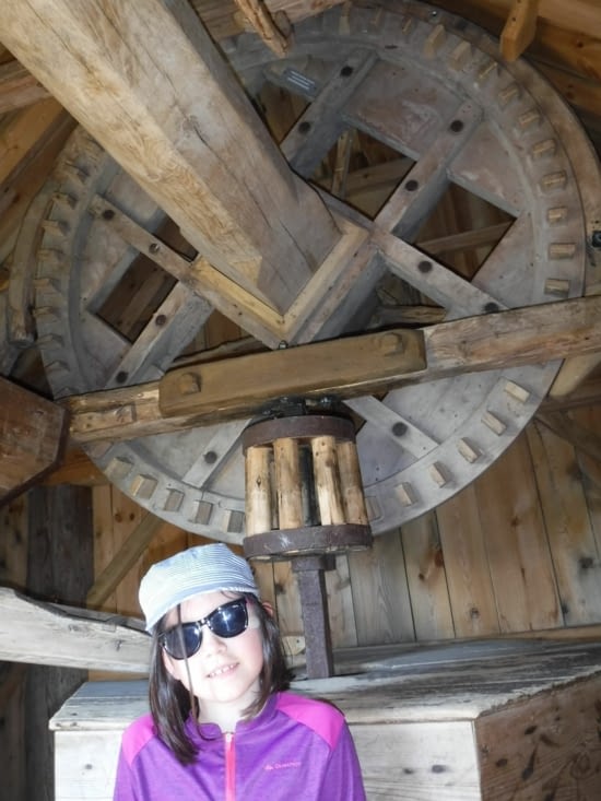 Voici le mécanisme qui permet de faire la farine à l'intérieur du moulin