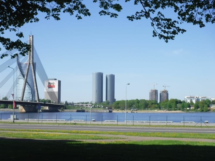 De l'autre coté du pont la version moderne de Riga