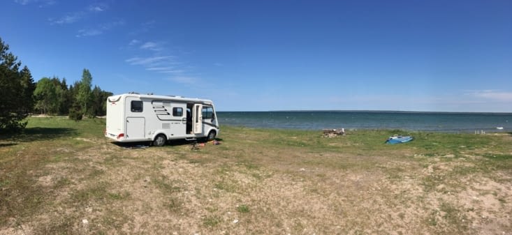 Enfin nous avons trouvé un lieu pour nous poser et où il est possible de naviguer...