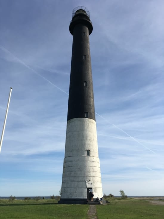La phare de Saare au bout du monde de l'Estonie
