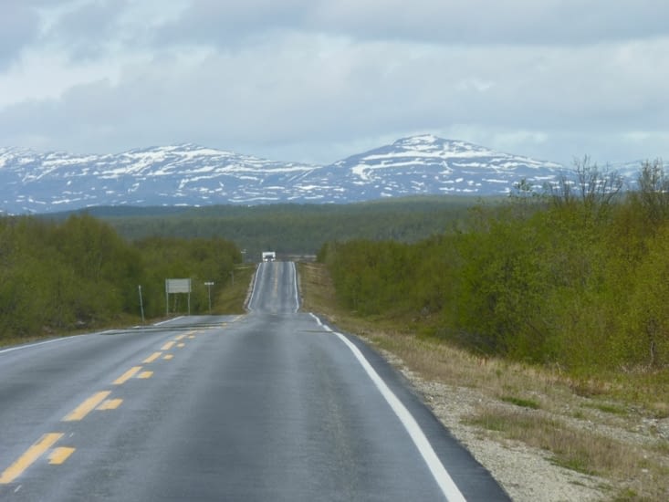 Les sommets encore enneigés