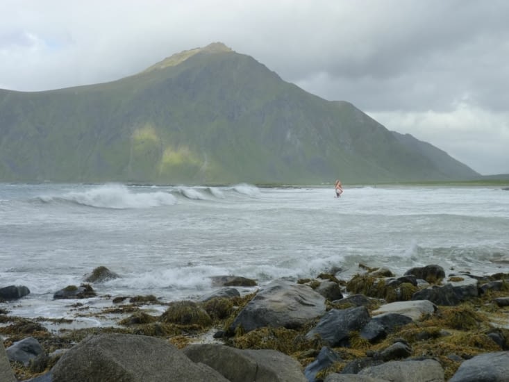 Mikael seul sur l'eau