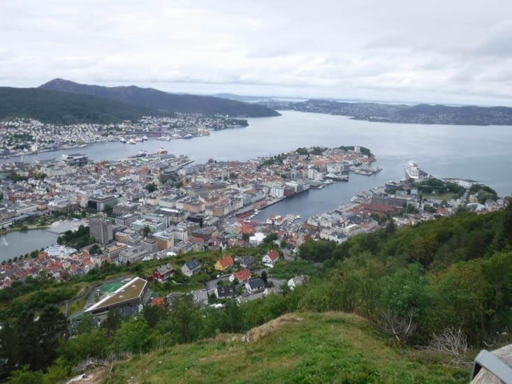 Vue sur Bryggen et le port: encore un paquebot amarré.